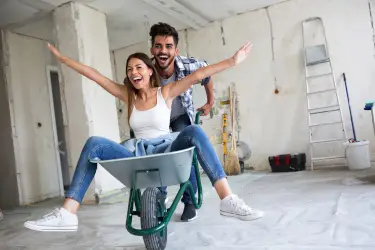 Liebespaar hat Spaß, während es sein Haus renoviert, Sanierung