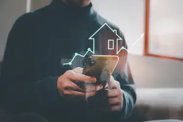 Immobilieninvestitionskonzept, Energieeffizienzbewertung und Immobilienwert, Immobilien online auf virtuellen Bildschirmen. neues Zuhause für die Familie, Haussuche, Grundstückspreis, Grundsteuer